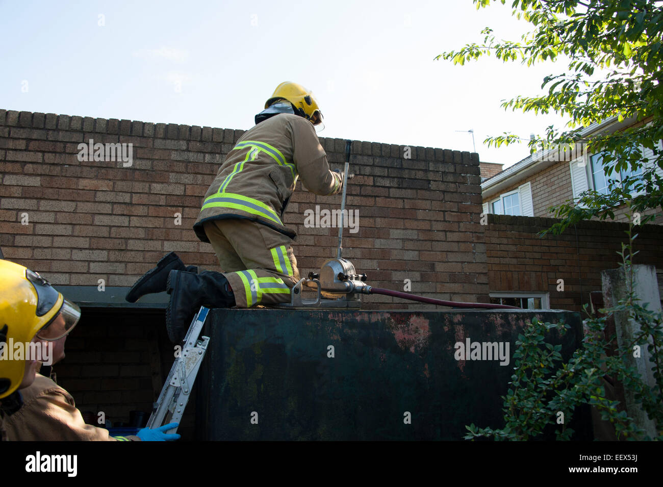 Feuerwehrmann mit Hand Pumpe brennbare Flüssigkeit Stockfoto