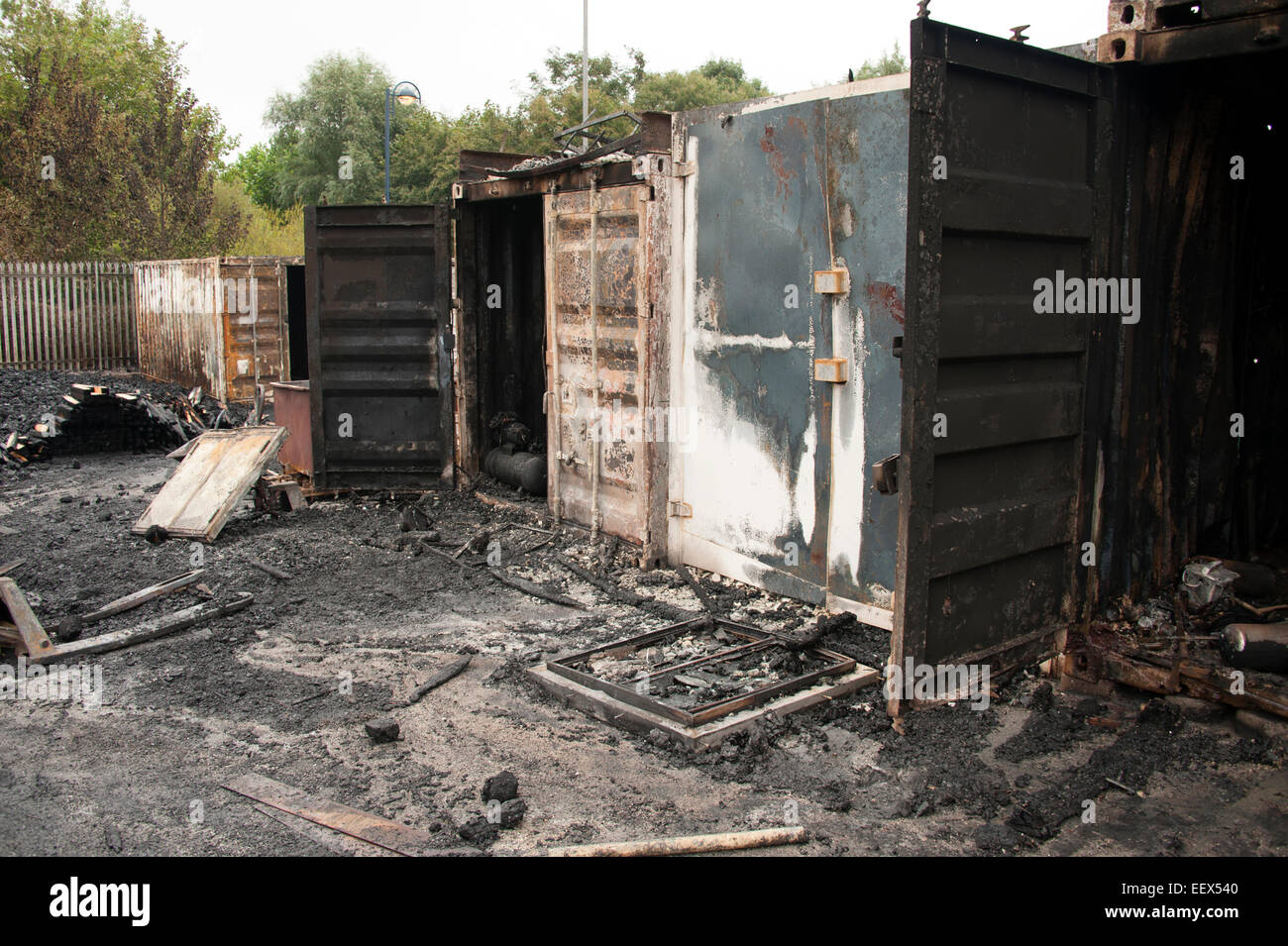 Shipping Container Feuer verbrannt Brandstiftung Geschäft brennen Stockfoto