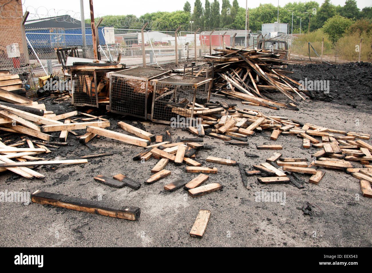 Palette Hof Feuer Brandstiftung Holz verbrannt Glut Asche Stockfoto