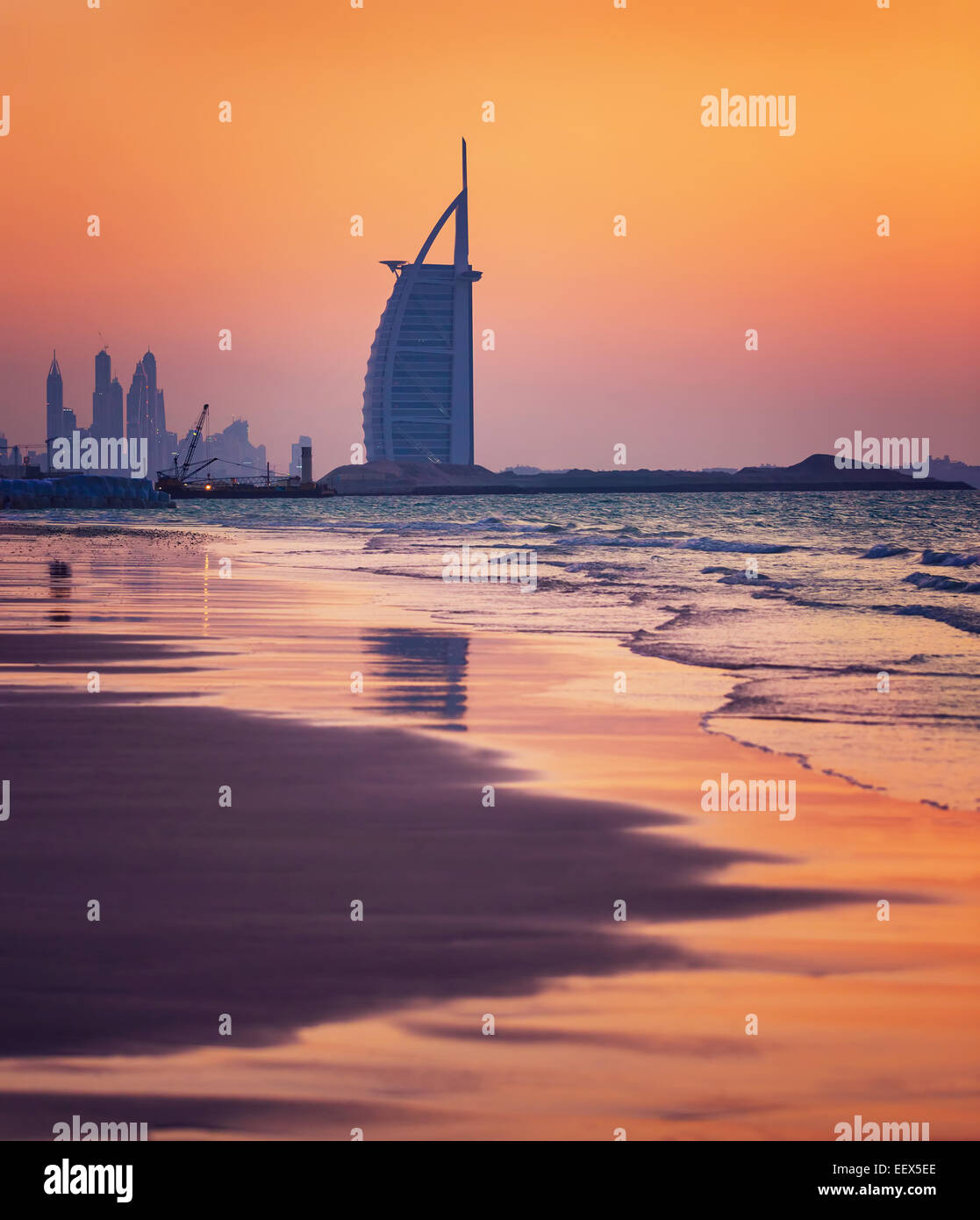 DUBAI, Vereinigte Arabische Emirate - 24 NOV: Burj Al Arab ist 321m höchste Hotel der Welt, Luxus-Hotel steht auf einer künstlichen Insel Stockfoto