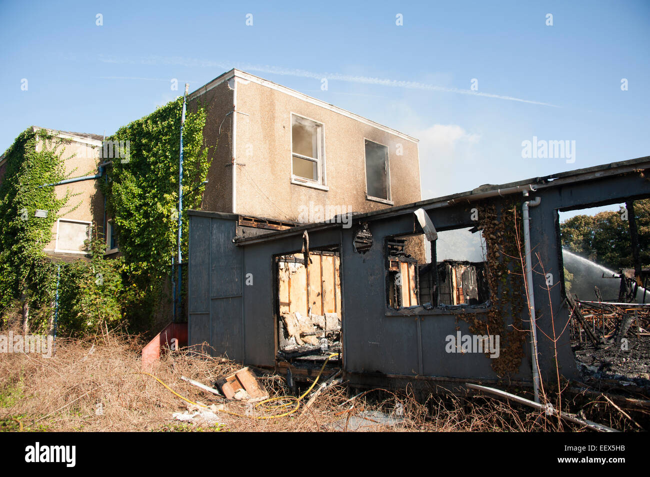 Verfallene Gebäude auf Feuer Brandstiftung Rauch ausgebrannt Stockfoto