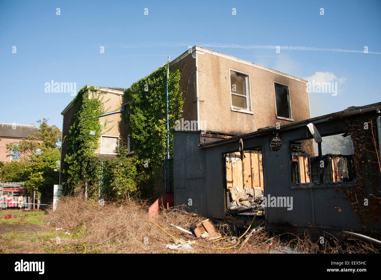 Verfallene Gebäude auf Feuer Brandstiftung Rauch ausgebrannt Stockfoto