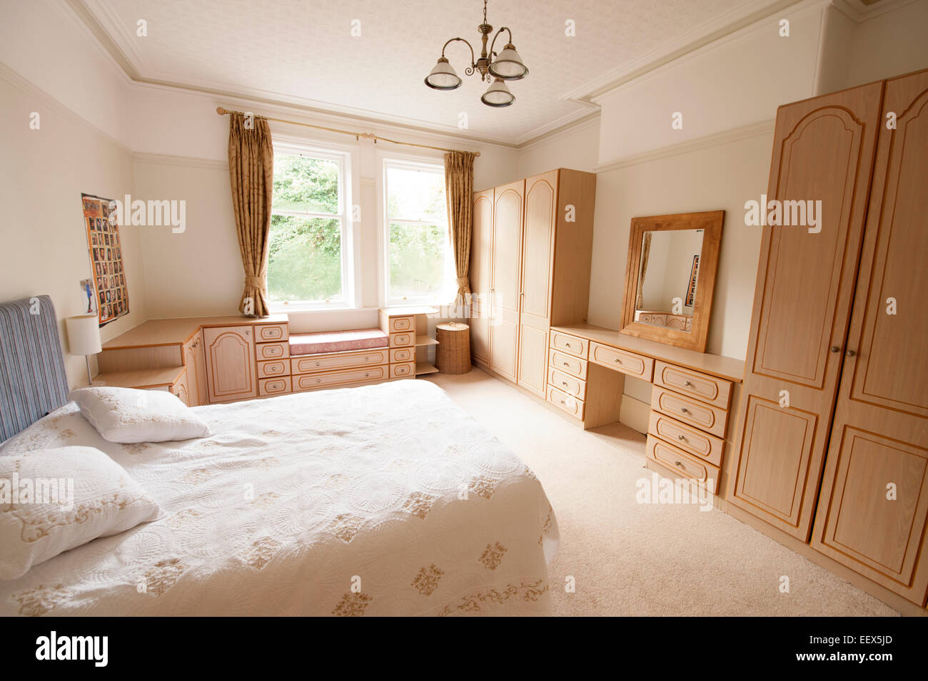 Moderne helle luftige Schlafzimmer Einbauschränke Stockfoto