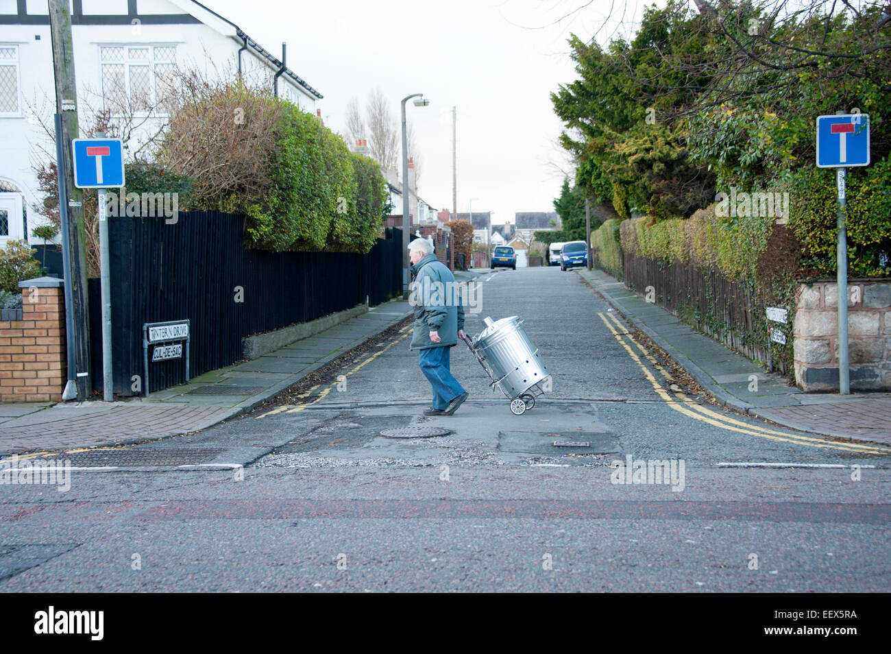 Seltsame Mann zu Fuß Metall Mülleimer Müll kann lustig Stockfoto
