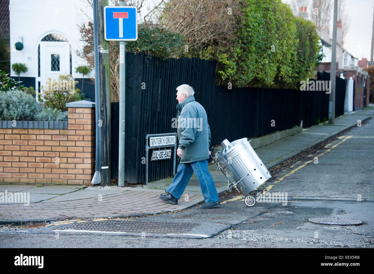Seltsame Mann zu Fuß Metall Mülleimer Müll kann lustig Stockfoto