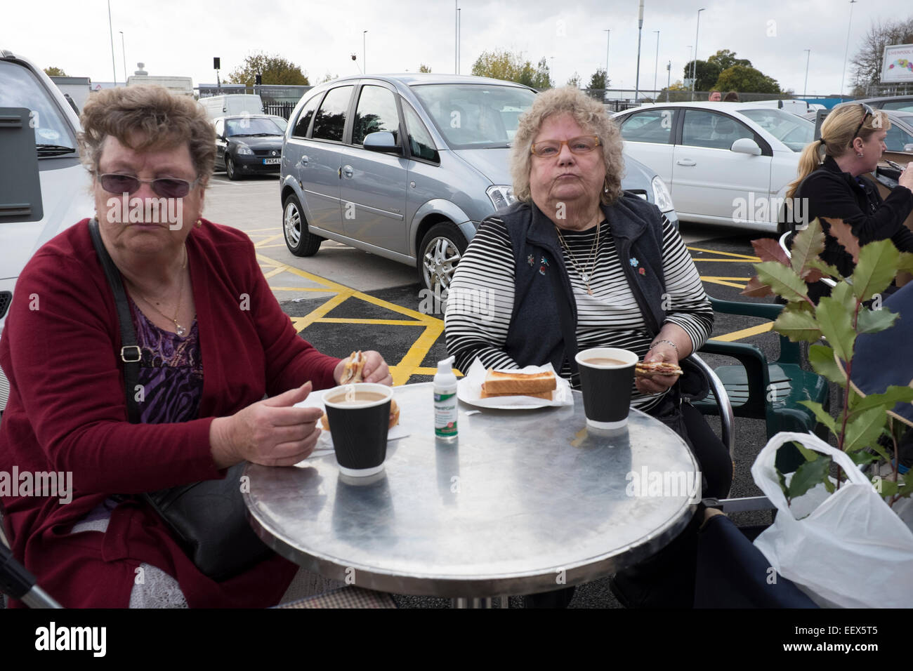 Applying Frauen sitzen im Café Tisch Kaffee Stockfoto