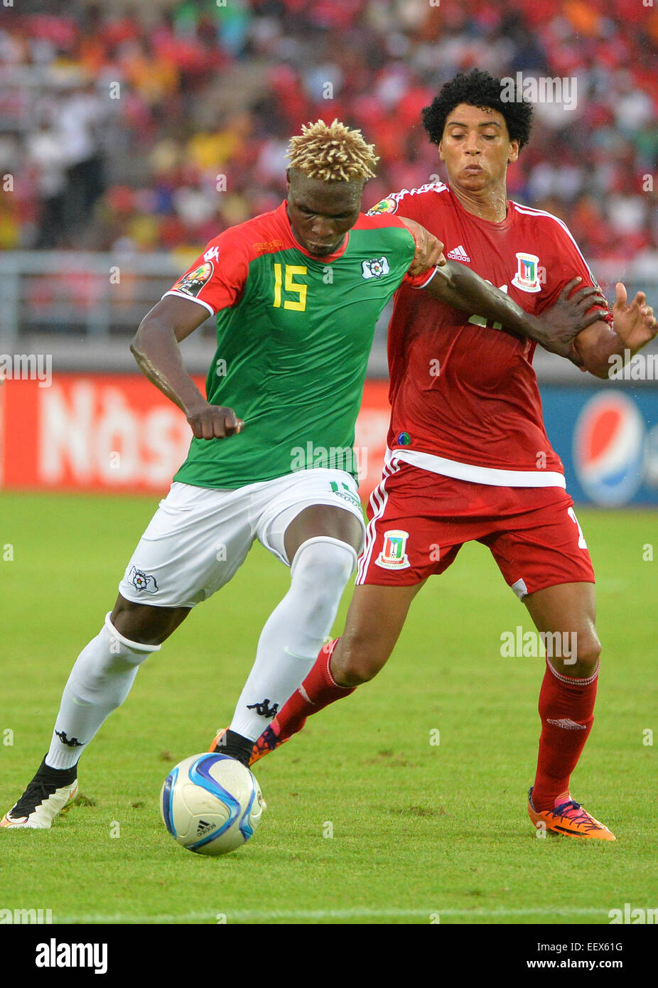 Estadio de Bata, Bata, Äquatorial-Guinea. 21. Januar 2015. African Cup of Nations-Turnier. Äquatorial-Guinea V Burkina Faso. Aristide Bance (Bur) Vs Ivan Zarandona Esono (gui) das Spiel auf der ersten 0-0 endete zeichnen des Turniers. © Aktion Plus Sport/Alamy Live-Nachrichten Stockfoto