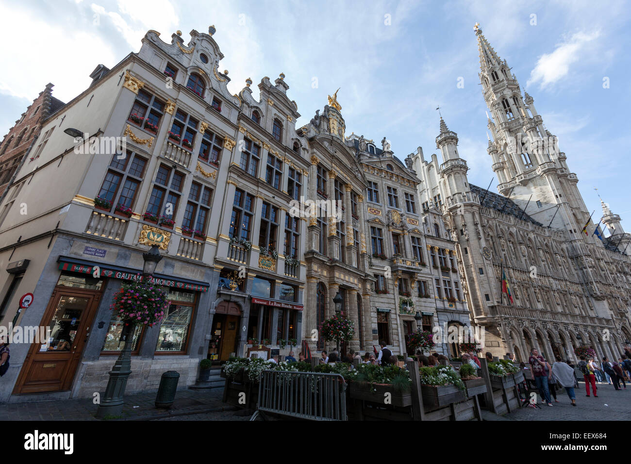 Menschen in Terrassen auf der Grand-Place mit dem Hotel de Ville de Bruxelles Stockfoto