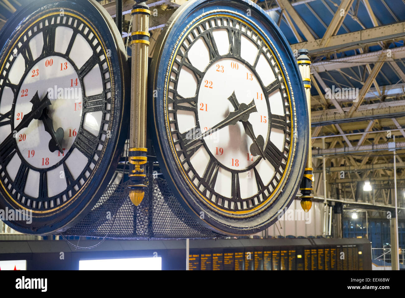 Der Bahnhof London waterloo und seine berühmte Uhr von Gents of Leicester, die häufig als Treffpunkt in Waterloo, England, Großbritannien, genutzt wird Stockfoto