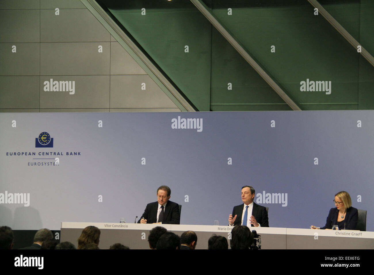 Frankfurt am Main, Deutschland. 22. Januar 2015. European Central Bank President Mario Draghi (C) nimmt an einer Pressekonferenz in Frankfurt am Main, Deutschland, am 22. Januar 2015. Die Europäische Zentralbank hat am Donnerstag eine groß angelegte quantitative Lockerung Programm und die Pumpe über 1 Billion Euro in die Wirtschaft im Euroraum im Rahmen eines Angebots zu Risiken einer Deflation zu starten. Bildnachweis: Shen Zhengning/Xinhua/Alamy Live-Nachrichten Stockfoto