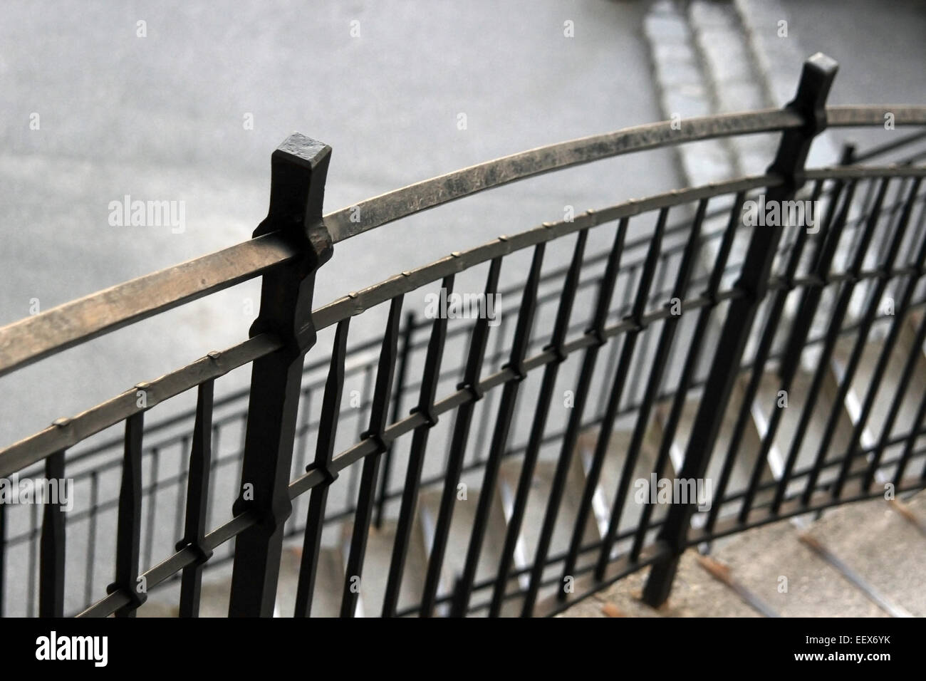 Treppe mit einem geschmiedeten Geländer Stockfoto