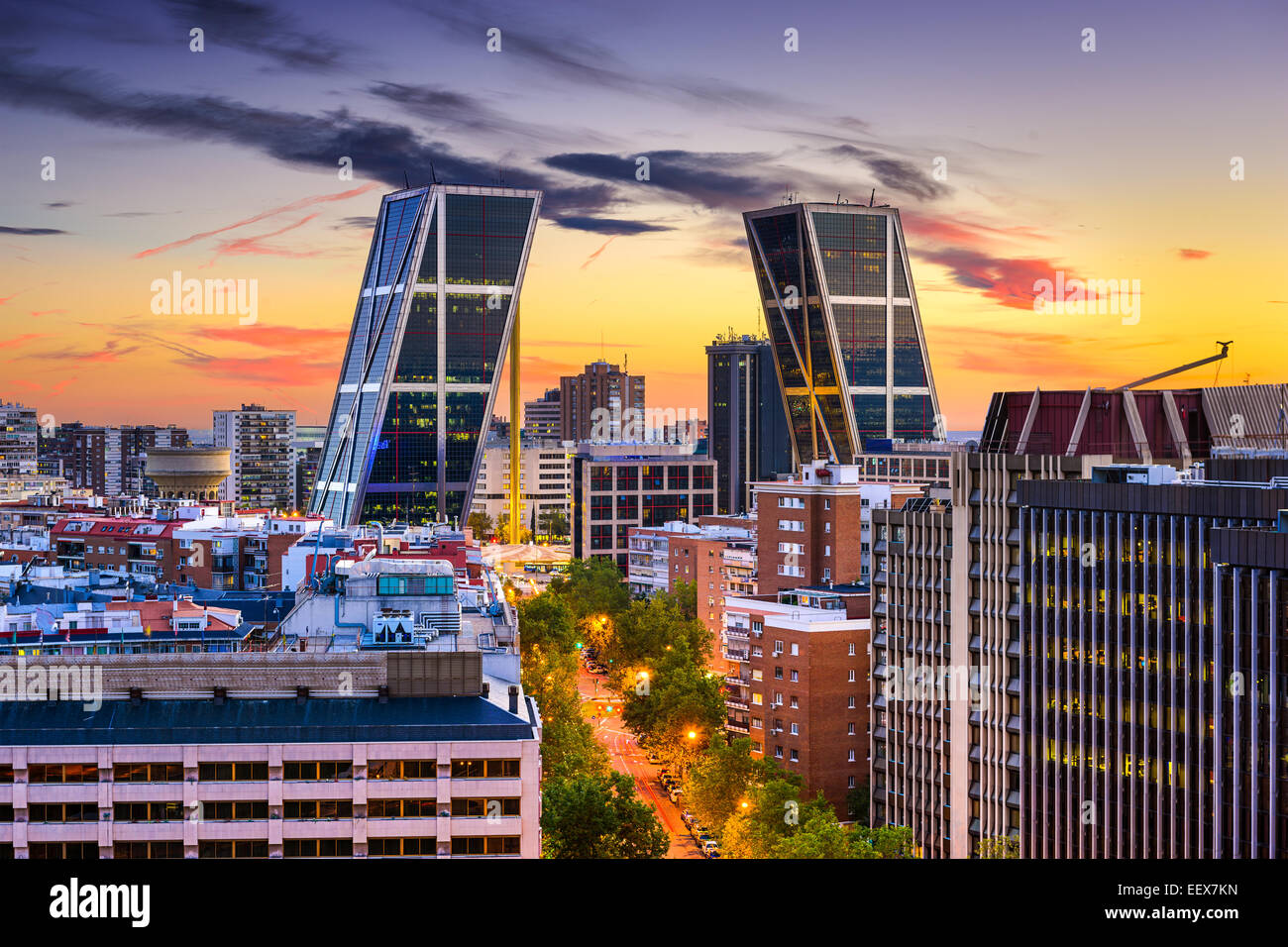 Madrid, Spanien Finanzviertel Skyline in der Abenddämmerung in Richtung Tor von Europa Plaza angesehen. Stockfoto
