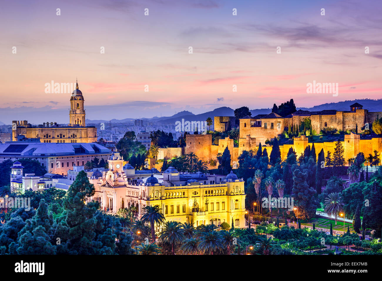 Malaga, Spanien Stadtbild an der Kathedrale, Rathaus und Alcazaba Zitadelle von Malaga. Stockfoto