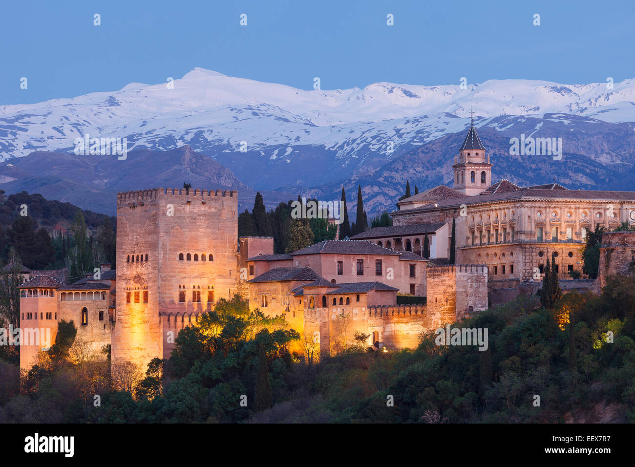 Blick auf die Alhambra und die Sierra Nevada Berge. Die Stadt Granada. Andalusien. Spanien Stockfoto