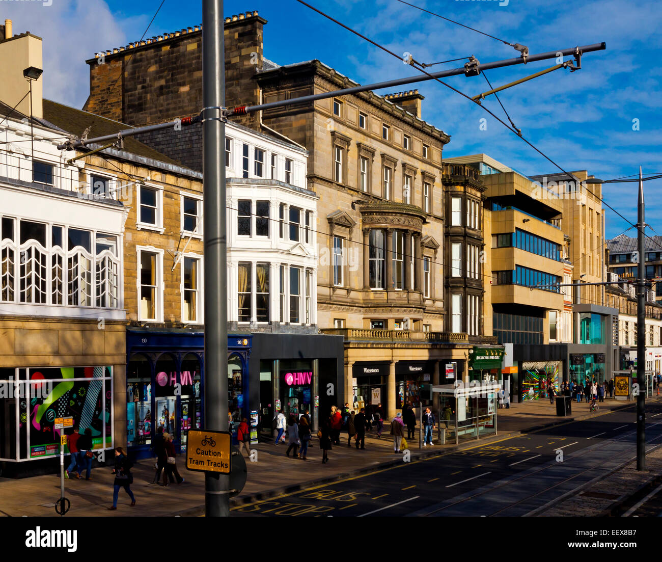 Anzeigen der Princes Street die wichtigste Einkaufsstraße im Stadtzentrum von Edinburgh Schottland UK mit Käufern und Fußgänger Stockfoto