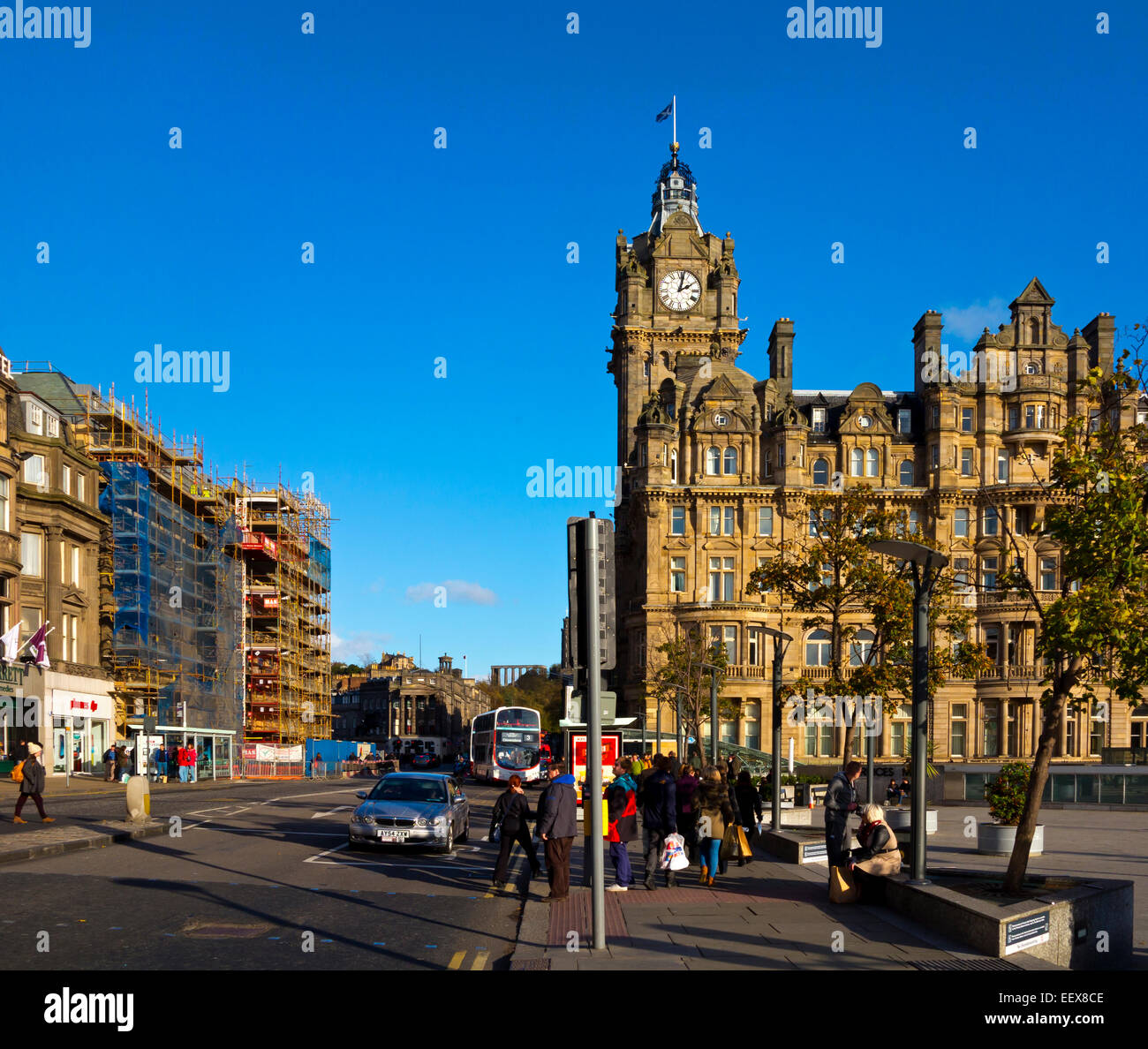 Old Waverley Hotel an der Princes Street die wichtigste Einkaufsstraße im Stadtzentrum von Edinburgh Schottland UK mit Käufern und Fußgänger Stockfoto