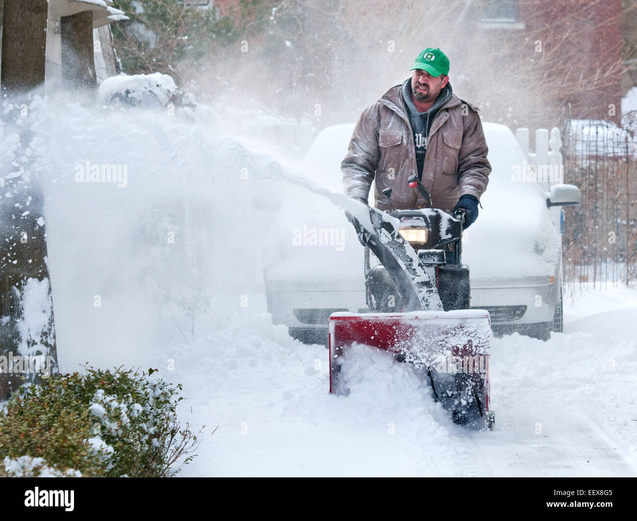 Augie Lincoln von New Haven verwendet eine Schneefräse auf Eindoser Street in New Haven. Lincoln betreibt einen privaten Schnee entfernen. Stockfoto