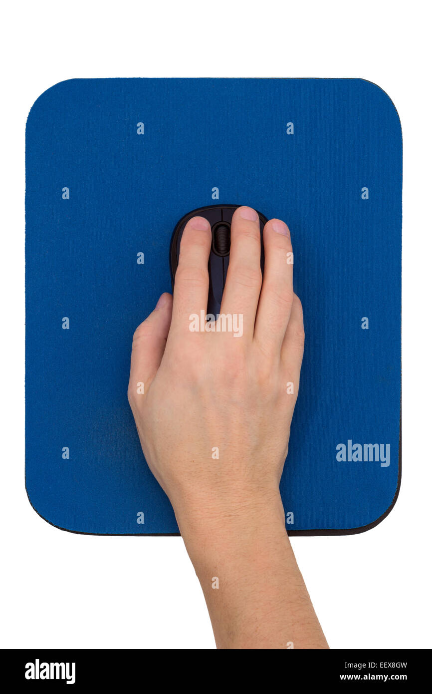 Hand auf einer schwarzen Computermaus auf eine blaue Maus-Pad, von oben betrachtet isoliert auf weißem Hintergrund. Stockfoto