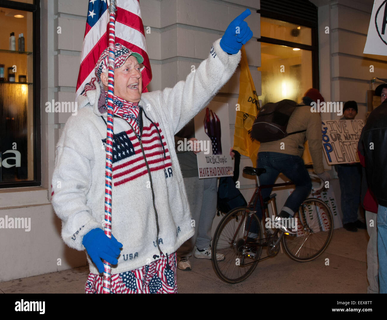 Tea-Party-Demonstranten, einschließlich Zequir Berisha von Waterbury, an der College Street außerhalb der Owl-Shop in New Haven, CT, wo Top GOP-Führungskräfte trafen sich für eine private Feier. Die Eule-Shop ist eine Zigarren-Bar, die rauchen noch erlaubt. Stockfoto