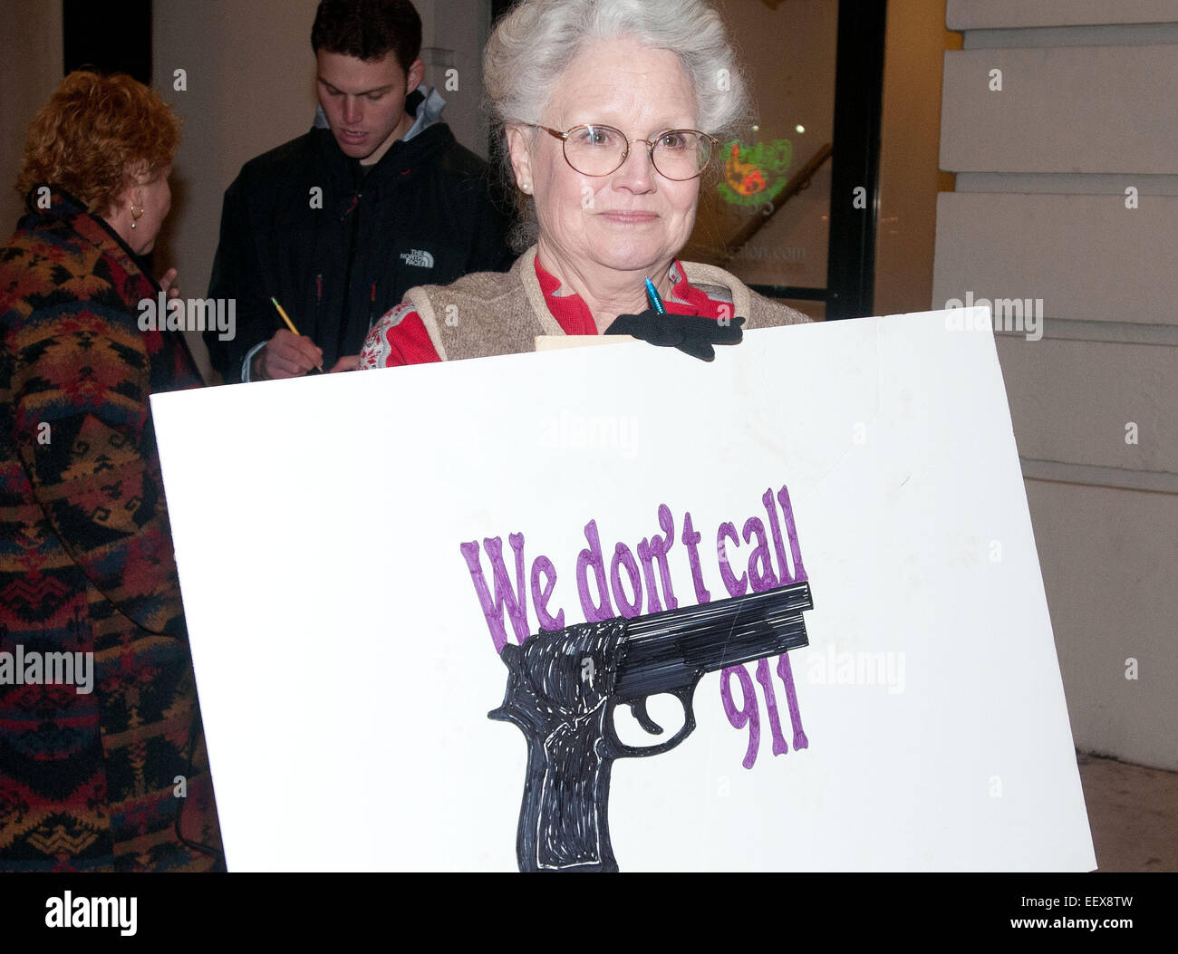 Tea-Party-Demonstranten an der College Street außerhalb der Owl-Shop in New Haven, CT, wo Top GOP-Führungskräfte trafen sich für eine private Feier. Die Eule-Shop ist eine Zigarren-Bar, die rauchen noch erlaubt. Stockfoto