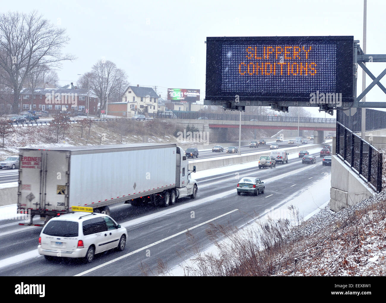 New Haven CT USA ein Zeichen warnt die Straßenverhältnisse kurz vor Pearl Harbor Memorial Bridge auf der i-95 South in New Haven. Stockfoto