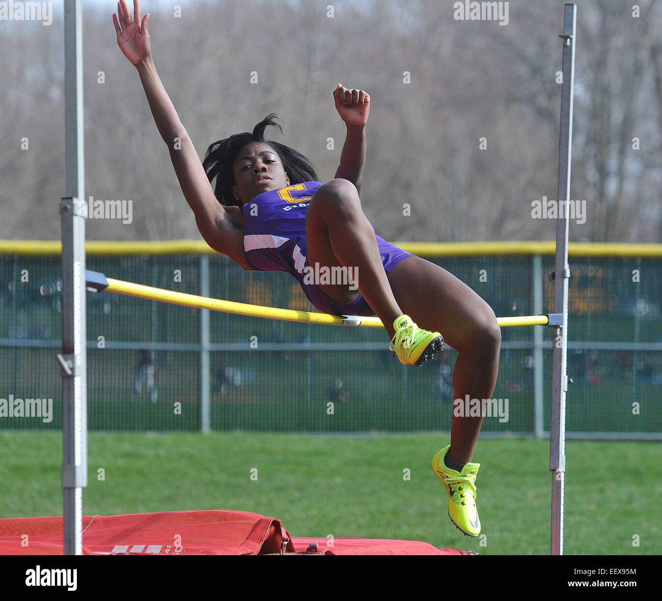 Weiblich-Gymnasium Hochspringer in Aktion CT USA Stockfoto