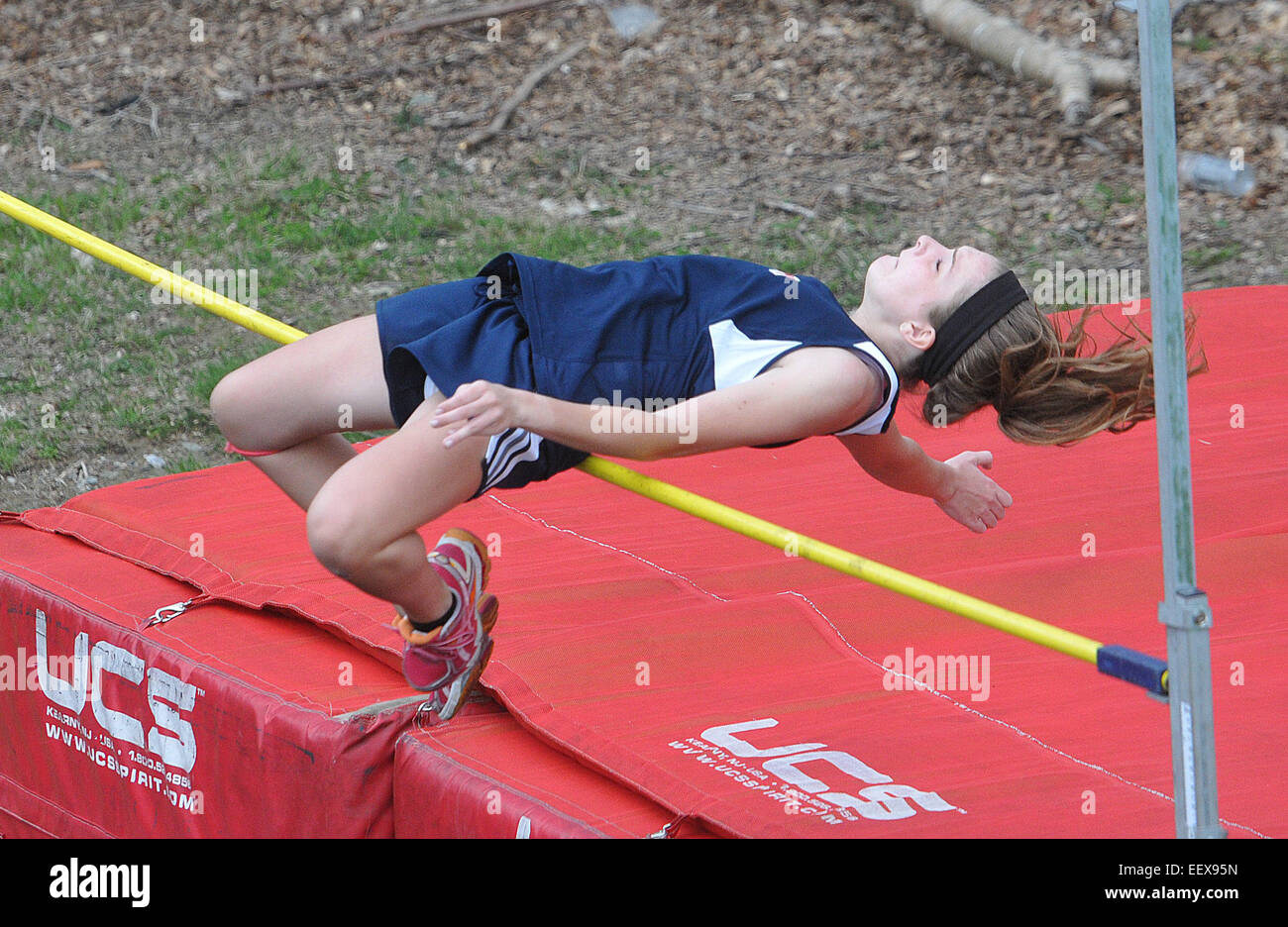 Weiblich-Gymnasium Hochspringer in Aktion CT USA Stockfoto
