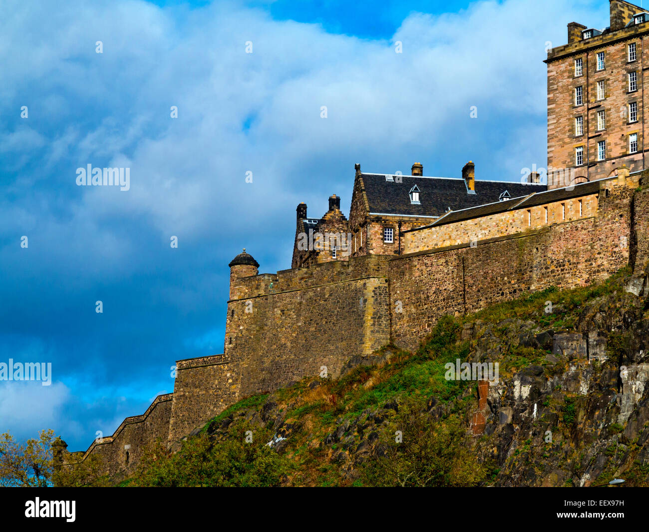 Blick auf Edinburgh Castle in Edinburgh City centre Scotland UK eine historische Festung auf Castle Rock Stockfoto