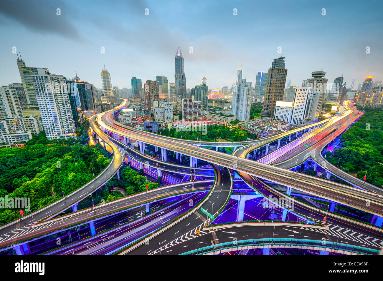Shanghai, China-Luftbild und Skyline über Autobahnen. Stockfoto