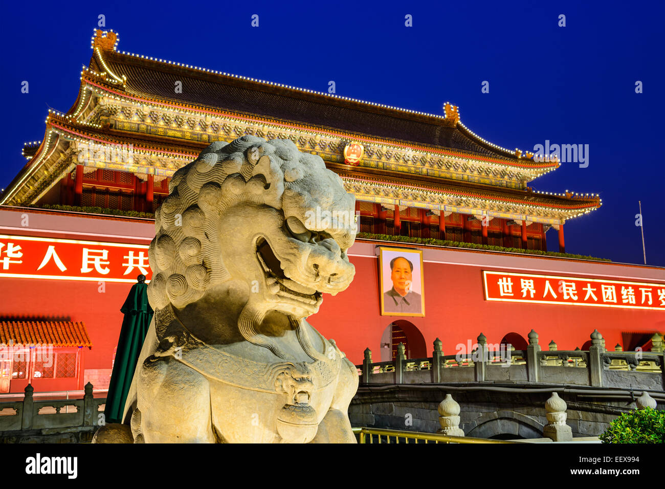 Eine Löwenstatue schützt die Tiananmen-Tor am Platz des himmlischen Friedens. Stockfoto