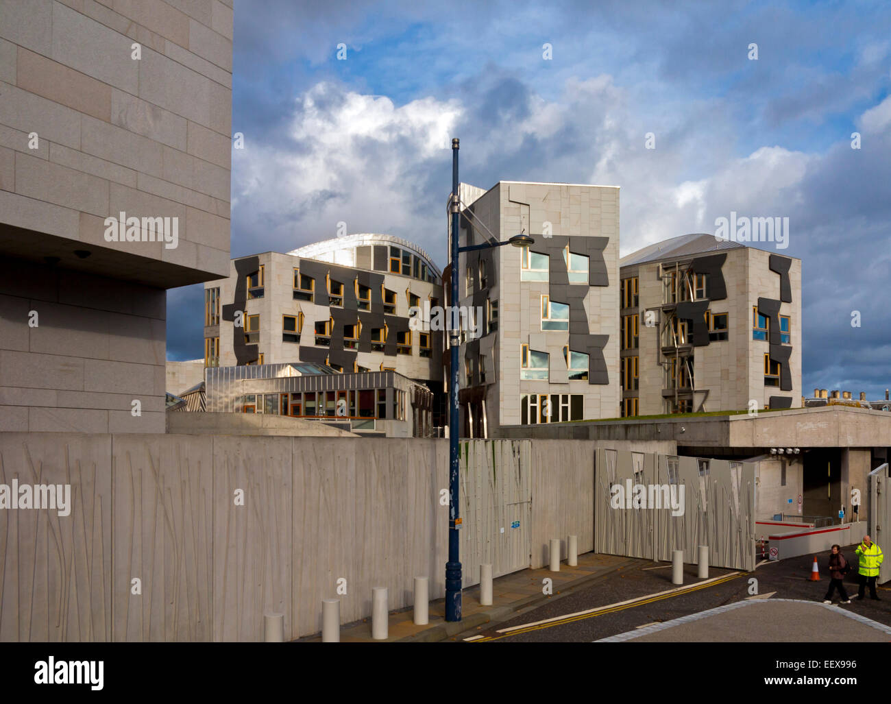 Schottisches Parlament in Holyrood in Edinburgh Schottland UK im Jahr 2004 entworfen von Enric Miralles im modernen Stil Post eröffnet Stockfoto