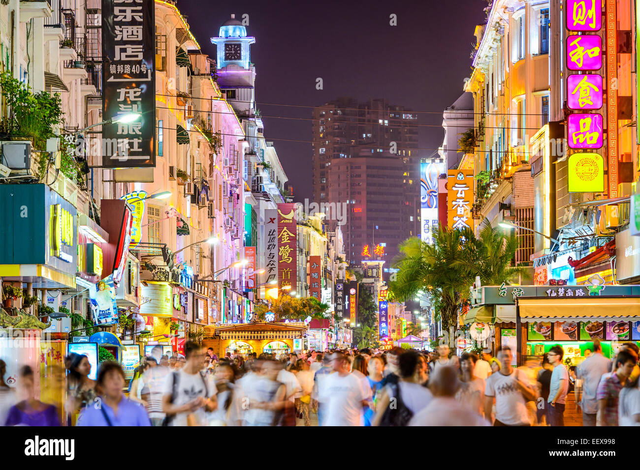 Fußgänger gehen auf Zhongshan Road in der Nacht in Xiamen, China. Stockfoto