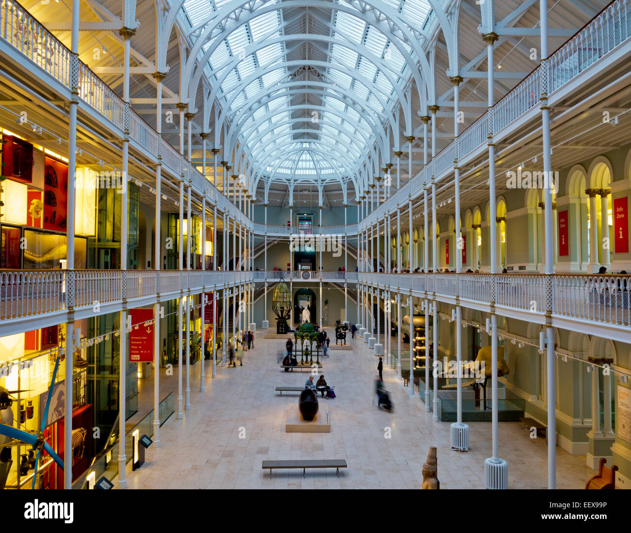 Innenansicht des National Museum of Scotland in Edinburgh City Centre UK zeigt Ausstellungen Galerien und gewölbten Glasdach Stockfoto