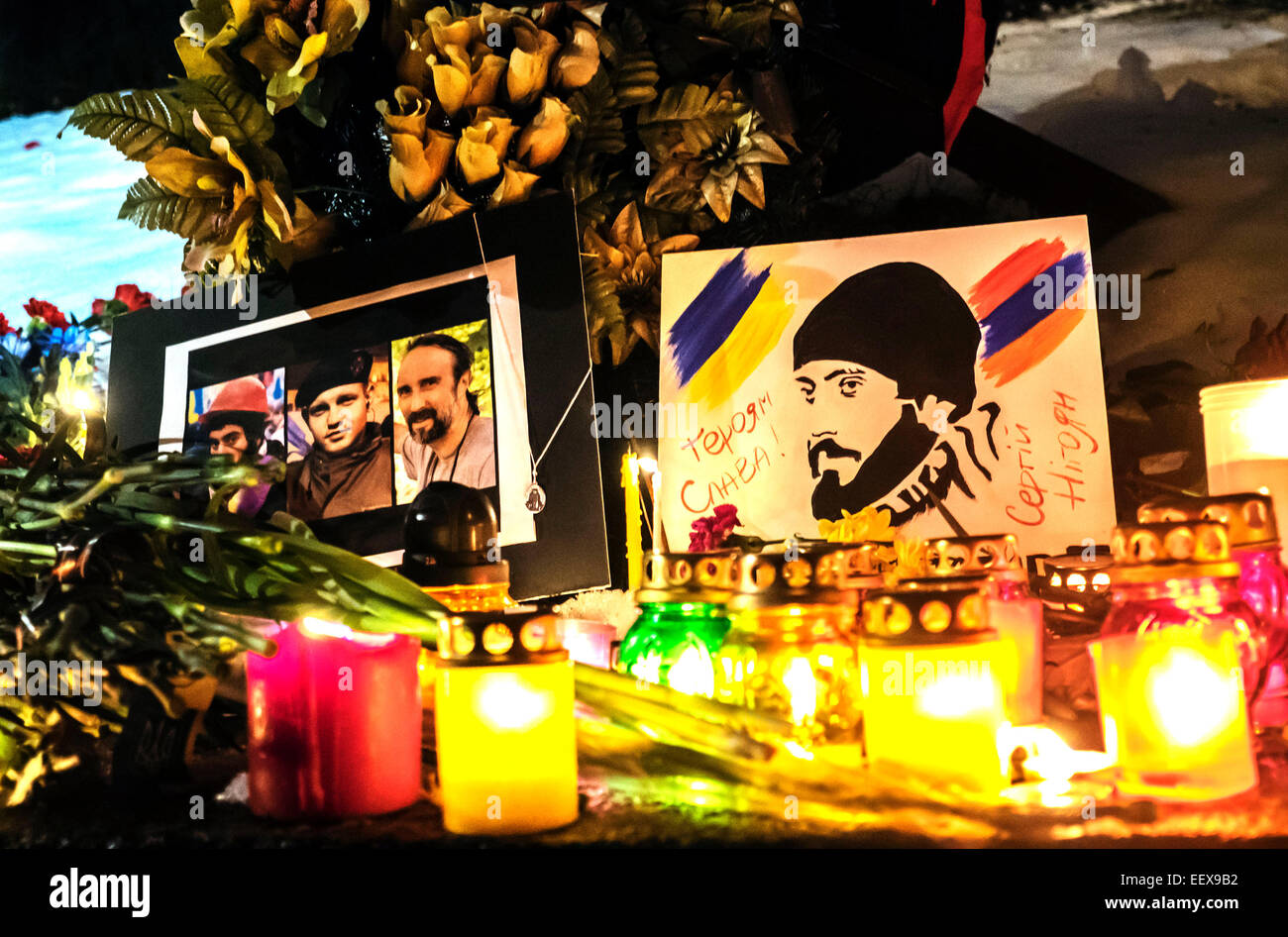 Kiew, Ukraine. 22. Januar 2015. Kerzen auf der Stelle Tod von Sergei Nigoyan. --Heute, 22. Januar 2015, ein Jahr nach dem Zeitpunkt des Todes im Zentrum Stadt die ersten Aktivisten Euromajdan - belarussischen Michael Zhiznevsky und armenischen Sergej Nigoyan. Bildnachweis: Igor Golovnov/Alamy Live-Nachrichten Stockfoto