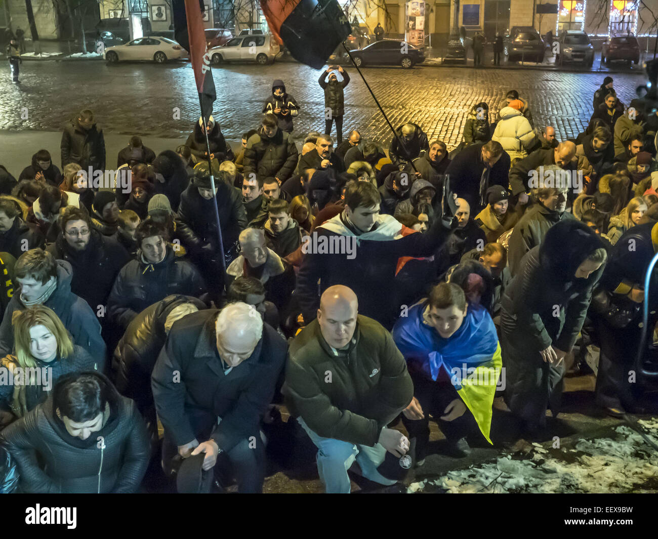 Ukrainer auf seinen Knien geehrt die Erinnerung gefallenen Helden. 22. Januar 2015. --Heute, 22. Januar 2015, ein Jahr nach dem Zeitpunkt des Todes im Zentrum Stadt die ersten Aktivisten Euromajdan - belarussischen Michael Zhiznevsky und armenischen Sergej Nigoyan. © Igor Golovniov/ZUMA Draht/Alamy Live-Nachrichten Stockfoto