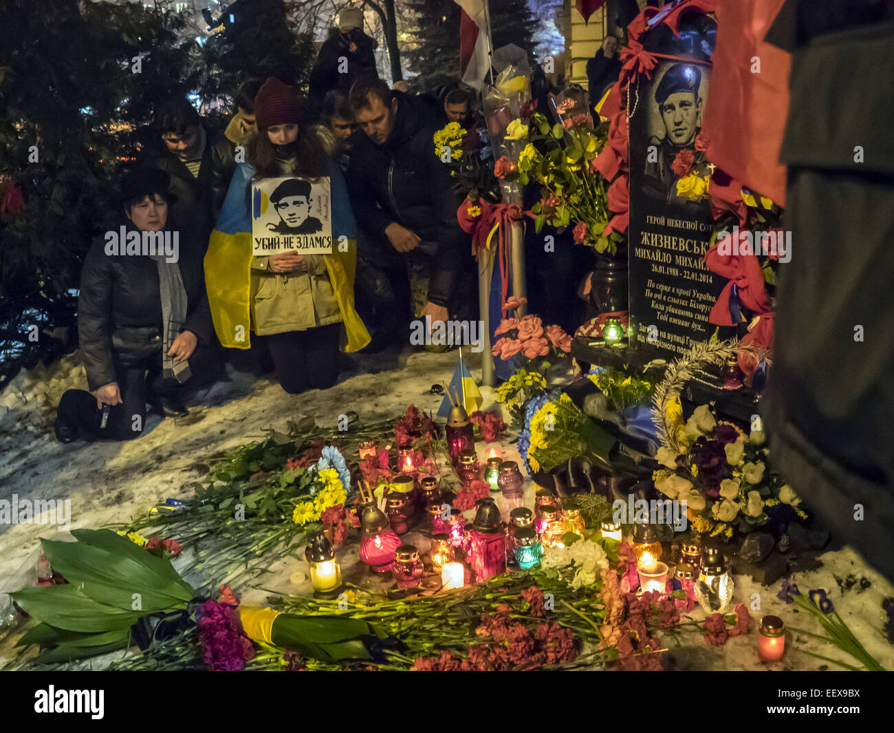 Ukrainer auf seinen Knien geehrt die Erinnerung gefallenen Helden. 22. Januar 2015. --Heute, 22. Januar 2015, ein Jahr nach dem Zeitpunkt des Todes im Zentrum Stadt die ersten Aktivisten Euromajdan - belarussischen Michael Zhiznevsky und armenischen Sergej Nigoyan. © Igor Golovniov/ZUMA Draht/Alamy Live-Nachrichten Stockfoto