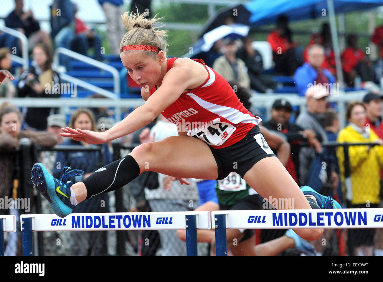 Branford Anna Atkinson gewann diese Wärme von der 100-Meter-Hürdenlauf am State Open Track und Feld-Meisterschaft in Middletown High School. Stockfoto