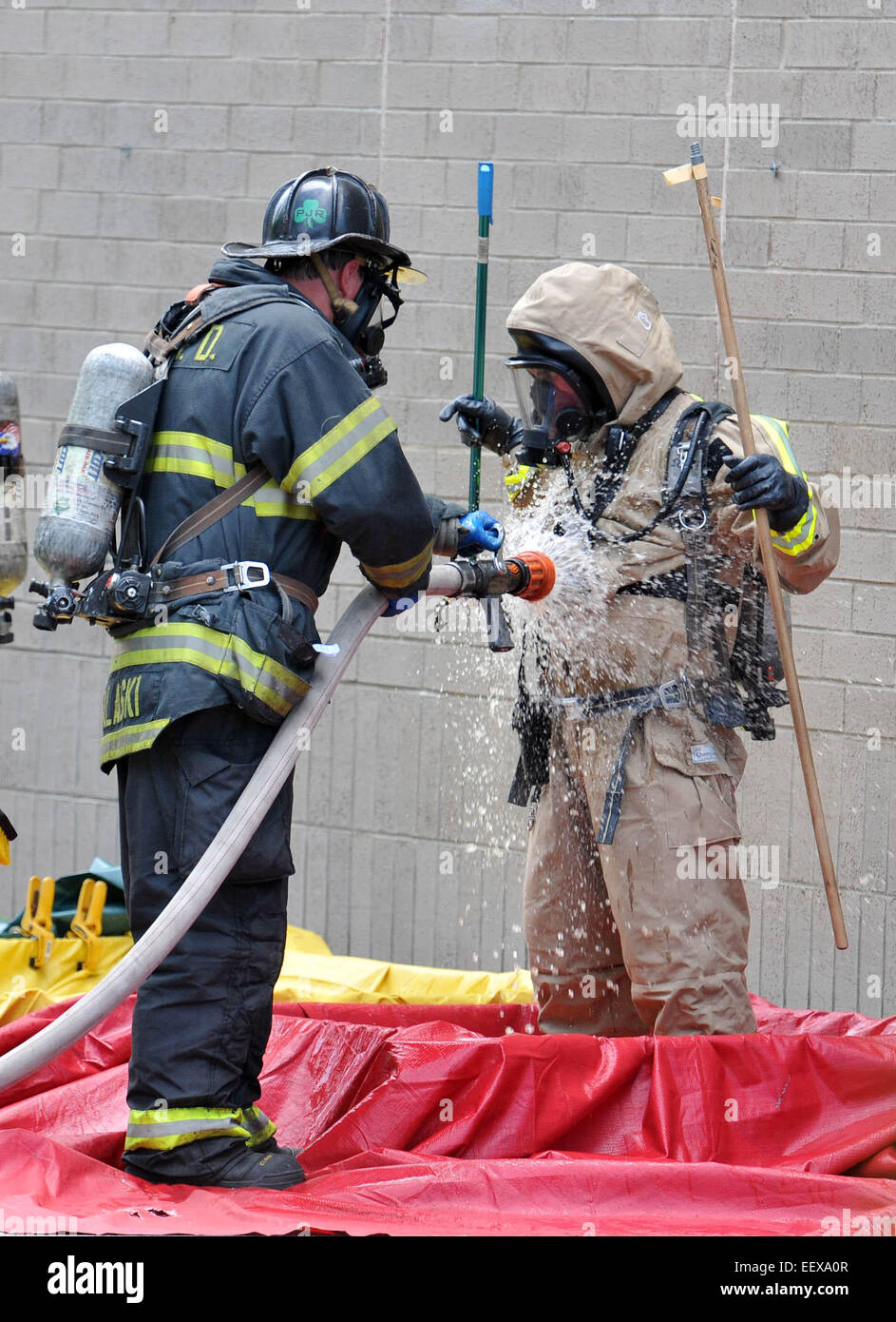 New Haven Feuerwehrleute in Hazmat passt sauber aus nach einem Spill in New Haven Walgreens (York Street), die 4-Personen ins Krankenhaus geschickt. 9. Juli 2014. CT-USA Stockfoto