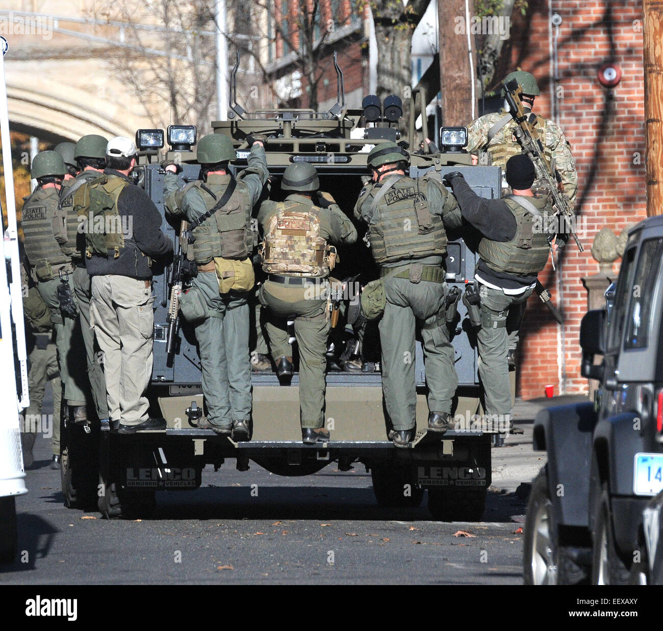 Verschiedenen SWAT Teams Phase High Street entlang der Yale Lockdown Montagmorgen. New Haven CT USA Stockfoto