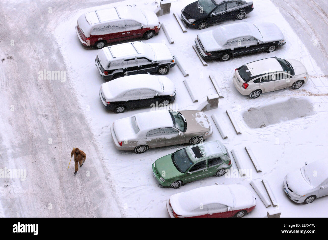 Ein Mann geht durch den Parkplatz im Bella Vista Apartments während Samstag Schneesturm. Stockfoto