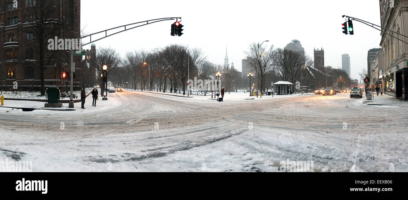 Panorama-Foto von Straßen Downtown New Haven, beschichtet im Schnee am frühen Samstag Abend. Stockfoto