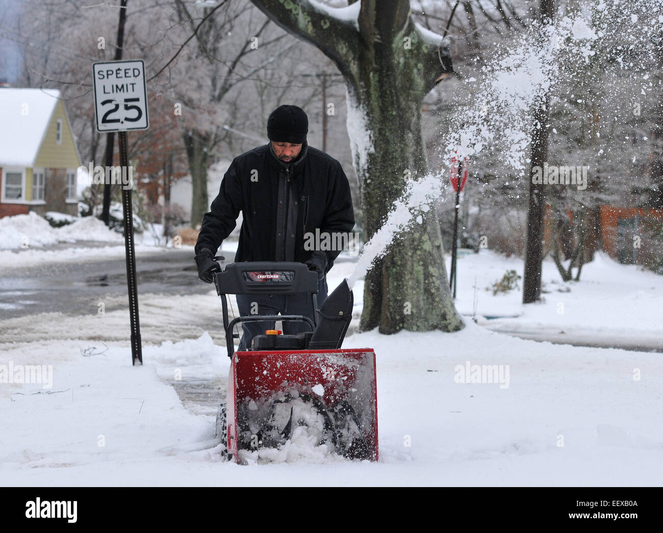 Earl Barnes verwendet eine Schneefräse vor seinem Haus in Westville Abschnitt von New Haven am frühen Sonntagmorgen, 15. Dezember 2014. Stockfoto