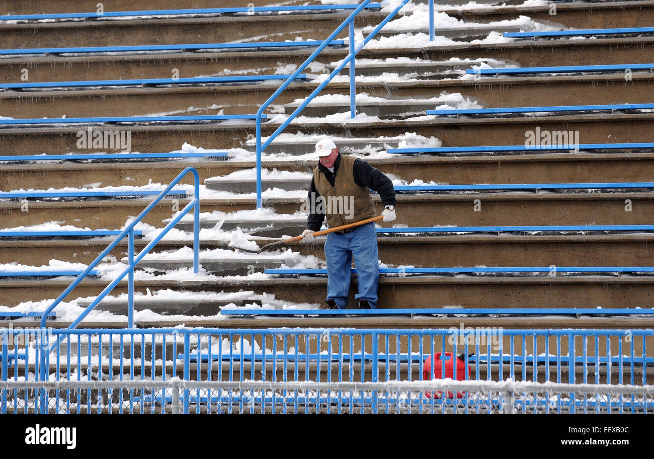 West Haven--löscht eine Arbeitskraft Schnee Sonntagmorgen im Ken Strong Stadium, 15. Dezember 2014. Die CIAC Klasse LL Fußball Finale zwischen Southington und Fairfield Prep Sonntag gespielt werden soll, aber vorläufig bis Montag, den 16. Dezember verschoben wurde Stockfoto