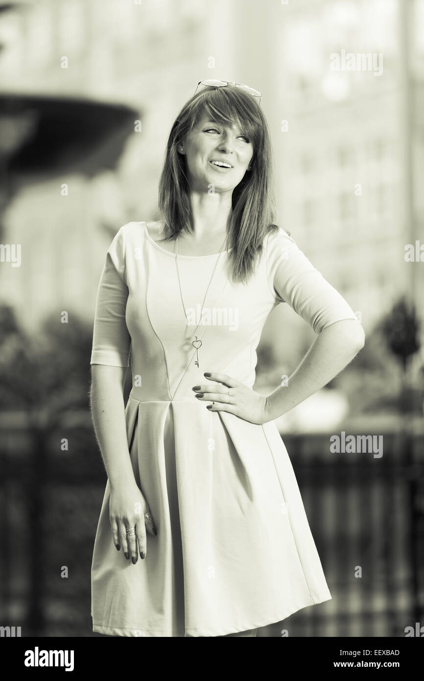 Urlaub und Tourismus-Konzept. Hübsche Frau im eleganten Kleid im Freien auf der Straße der alten Stadt europäischen Stadt Gdansk-Danzig-Ne Stockfoto