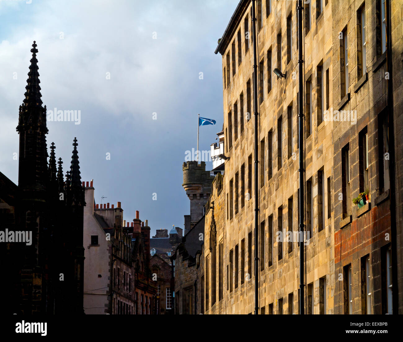 Blick hinauf in Richtung Edinburgh Castle Schottland UK The Royal Mile mit traditionellen Gebäude aus Stein und Skyline im Vordergrund Stockfoto