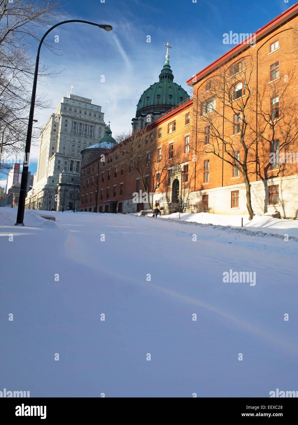 Sonniger Tag in Montreal. Urban Street mit Schnee bedeckt. Stockfoto