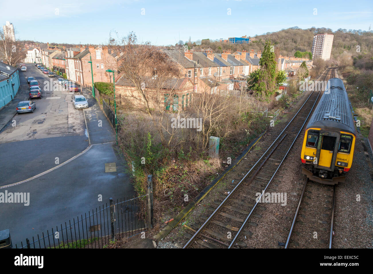 Zug durch Vororte von Nottingham und Häuser auf dem Weg in Richtung der Stadt. Sneinton, Nottingham, Großbritannien Stockfoto