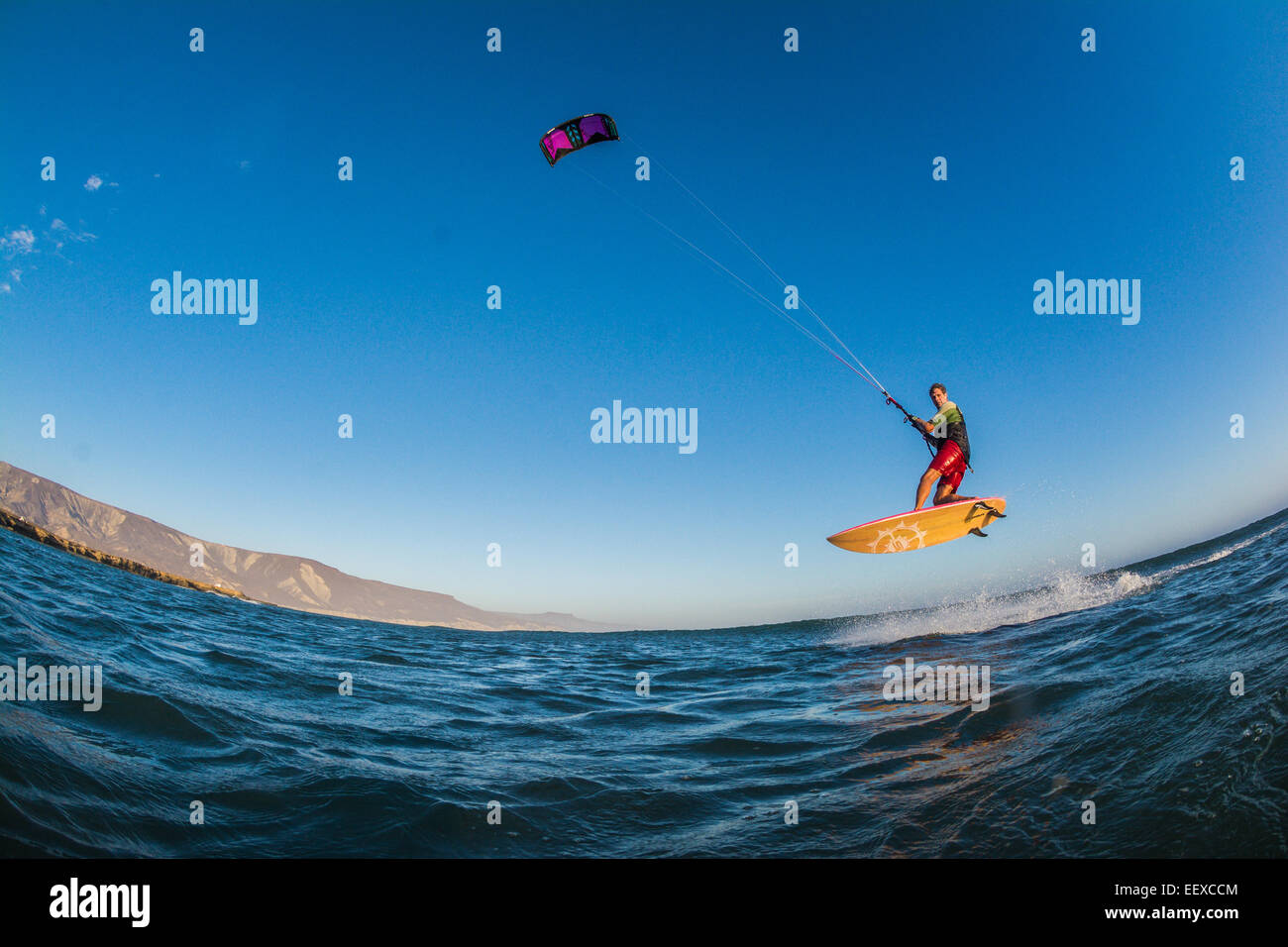 Man Kitesurfen im Punto San Carlos, Baja California, Mexiko Stockfoto
