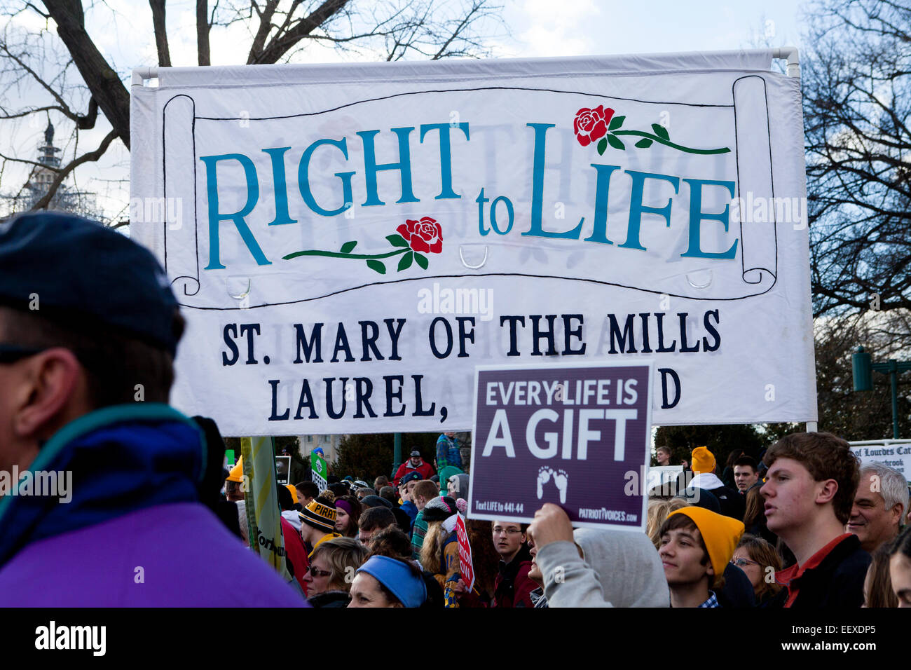 Washington DC, USA. 22. Januar 2015. Pro-Life-Anhänger März Zeichen in Richtung der Supreme Court Gebäude tragen. Bildnachweis: B Christopher/Alamy Live-Nachrichten Stockfoto