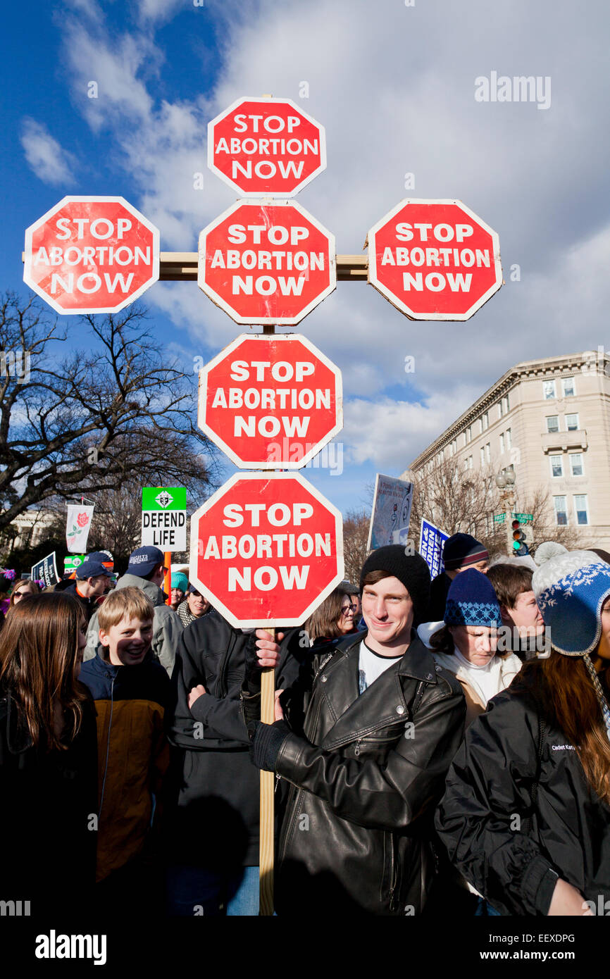 Washington DC, USA. 22. Januar 2015. Pro-Life-Anhänger März Zeichen in Richtung der Supreme Court Gebäude tragen. Bildnachweis: B Christopher/Alamy Live-Nachrichten Stockfoto